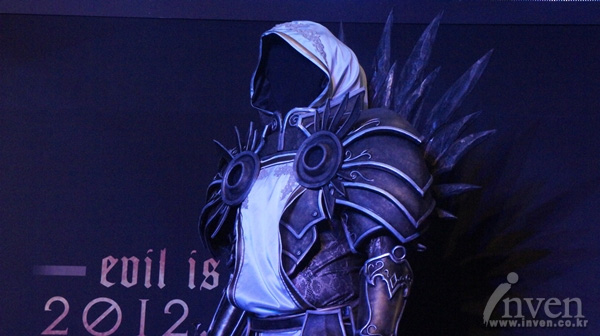 Photos de cosplay lors du lancement de Diablo III en Corée.  Photos de Inven.