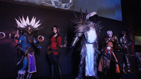 Photos de cosplay lors du lancement de Diablo III en Corée.  Photos de Inven.